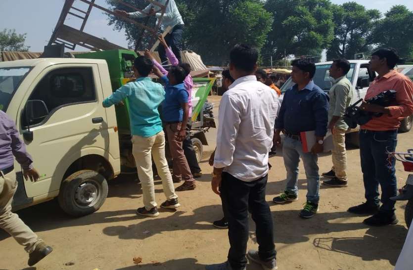पालिका ने हटवाया अस्थाई अतिक्रमण पालिका ने हटवाया अस्थाई अतिक्रमण