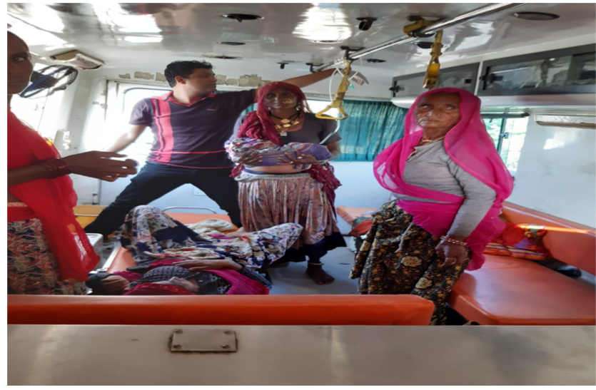 Birth of child in ambulance at Banera in Bhilwara एम्बुलैंस में गूंजी किलकारी तो भूले सड़क की बदहाली