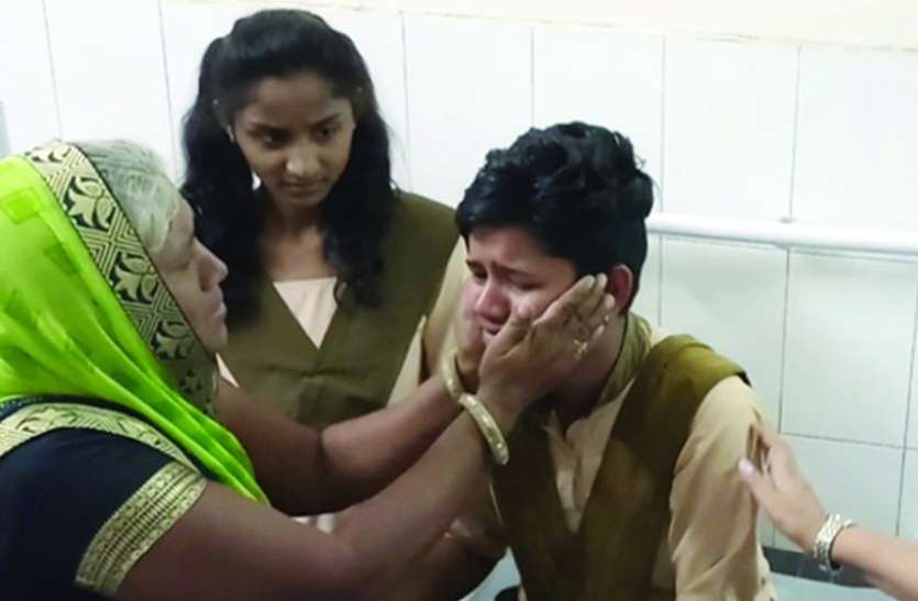 Girls Hostel वार्डन पर गंभीर आरोप: एसडीएम से बोली बेटियां- खाने को देती जली रोटियां और धुलवाती गंदे कपड़े, मना करने पर करती मारपीट