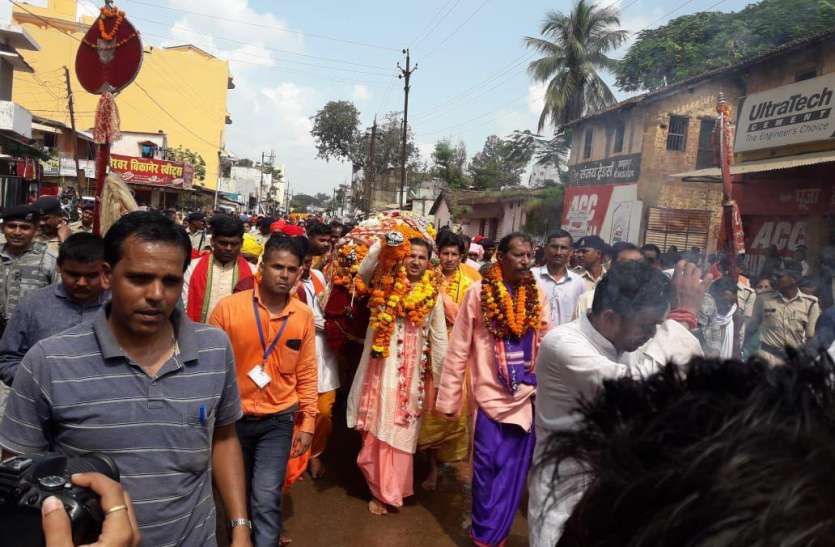 बस्तर दशहरा : मावली माता को दी गई विदाई, दंतेश्वरी मंदिर से जिया डेरा तक होती रही फूलों की बारिश बस्तर दशहरा: मावली माता को दी गई विदाई, दंतेश्वरी मंदिर से जिया डेरा तक होती रही फूलों की बारिश