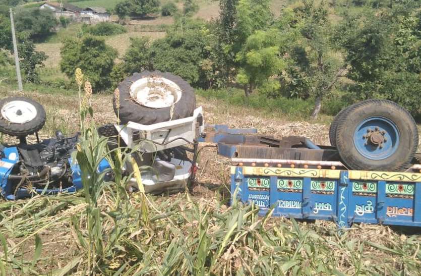 Child dies due to tractor overturning चढ़ाई पर रिवर्स होकर पलट गया टै्रक्टर, दबने से किशोर की मौत