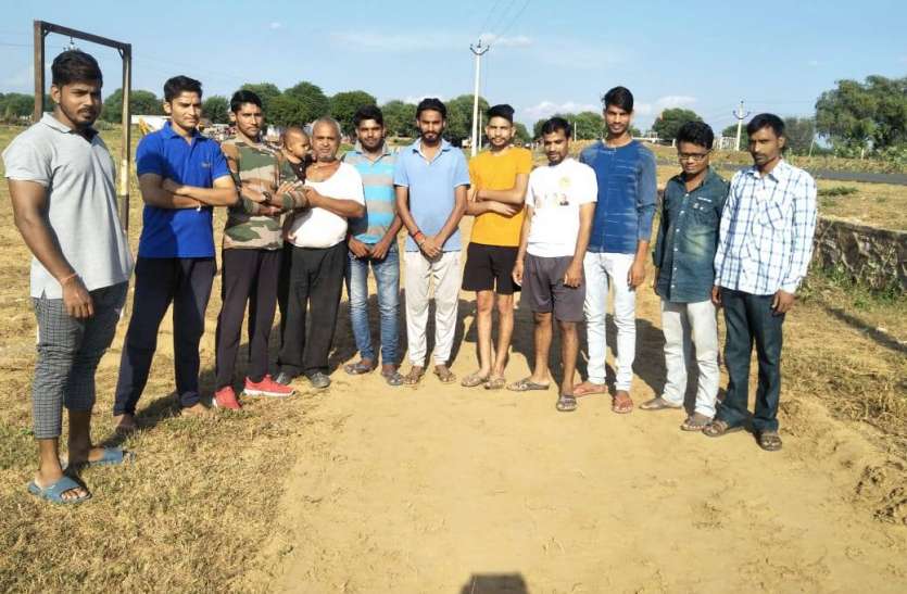 सराहनीय पहल : खुद थामी टोकरी-कुदाल और बना डाला रनिंग ट्रैक सराहनीय पहल : खुद थामी टोकरी-कुदाल और बना डाला रनिंग ट्रैक