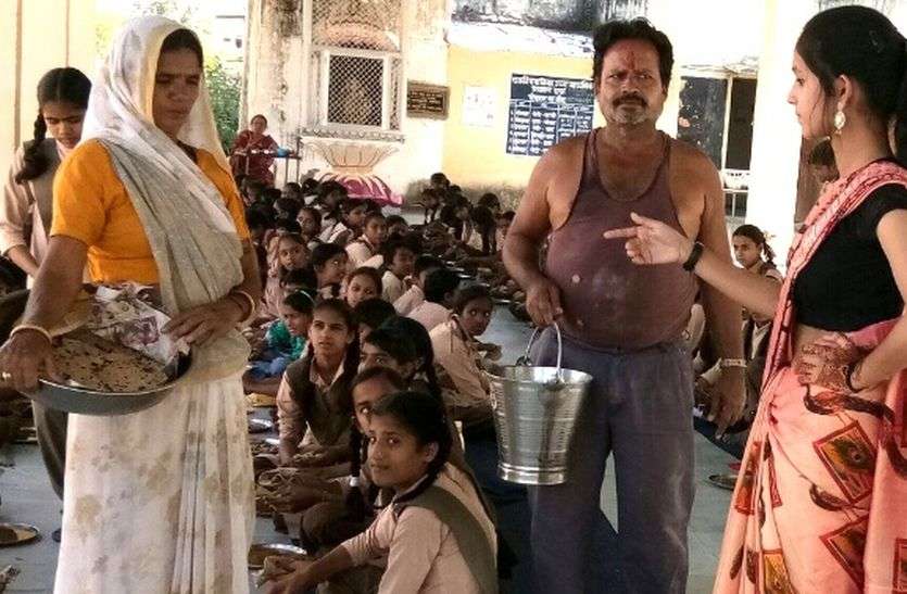 बेटियों ने चलाया स्कूल, सीट पर बैठते ही बोली-पोषाहार में सफाई रखा करो बेटियों ने चलाया स्कूल, सीट पर बैठते ही बोली-पोषाहार में सफाई रखा करो