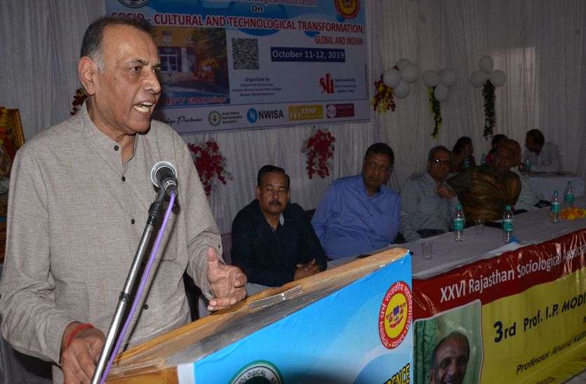 समय के साथ बदल रही है संस्कृति समय के साथ बदल रही है संस्कृति