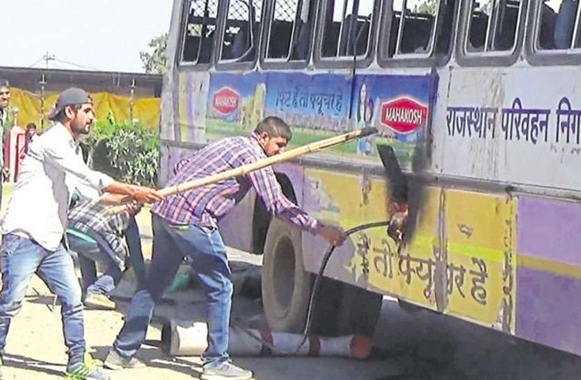 आखिर ऐसा क्या हुआ कि अपनी सीट छोड़ कर भागने को मजबूर हुए ये लोग आखिर ऐसा क्या हुआ कि अपनी सीट छोड़ कर भागने को मजबूर हुए ये लोग