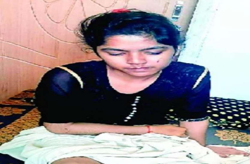 लूट करने आए बदमाशों से भिड़ी बहादुर बेटी, अब जमकर हो रही तारीफ लूट करने आए बदमाशों से भिड़ी बहादुर बेटी, अब जमकर हो रही तारीफ