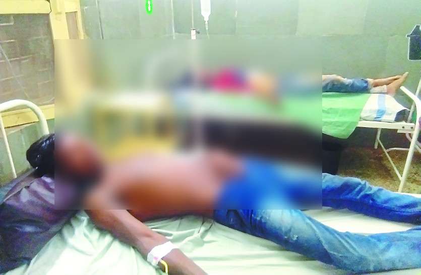 शोरूम के दो कर्मचारियों पर 4 लोगों ने चाकू से किया ताबड़तोड़ हमला, दोनों की हालत गंभीर,शोरूम के दो कर्मचारियों पर 4 लोगों ने चाकू से किया ताबड़तोड़ हमला, दोनों की हालत गंभीर शोरूम के दो कर्मचारियों पर 4 लोगों ने चाकू से किया ताबड़तोड़ हमला, दोनों की हालत गंभीर