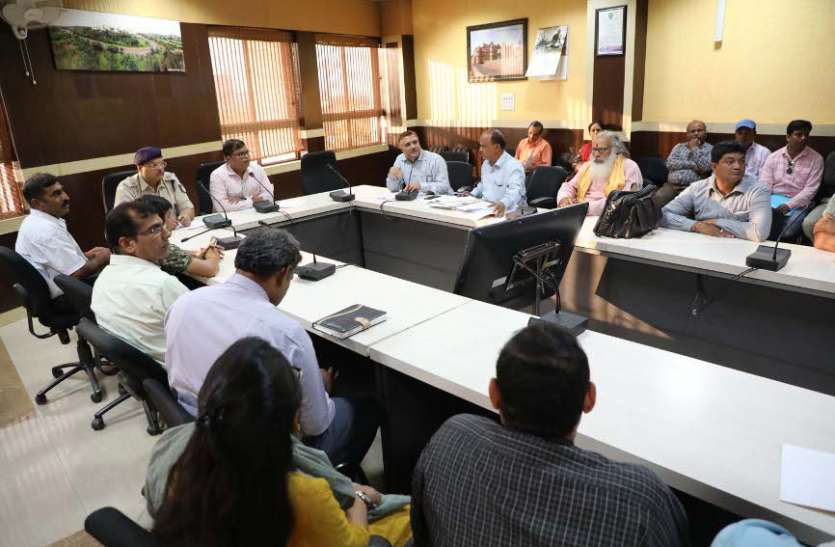 महीने के आखिर तक हर हाल में गोशालाओं के निर्माण हो जाएं महीने के आखिर तक हर हाल में गोशालाओं के निर्माण हो जाएं