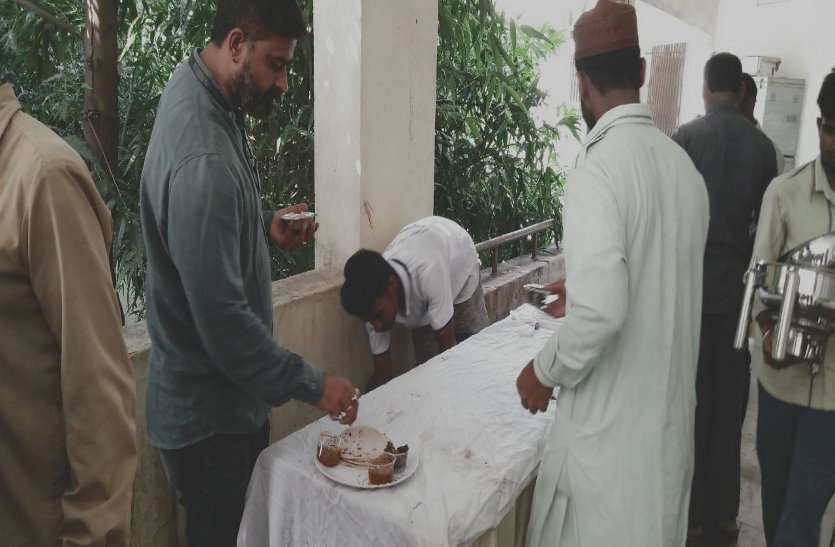 निगम की सामान्य सभा में प्रतिबंधित डिस्पोजल में परोसा खाना, महिला पार्षदों ने की शिकायत महापौर ने कैटरर्स को लगार्ई फटकार निगम की सामान्य सभा में प्रतिबंधित डिस्पोजल में परोसा खाना, महिला पार्षदों ने की शिकायत महापौर ने कैटरर्स को लगार्ई फटकार