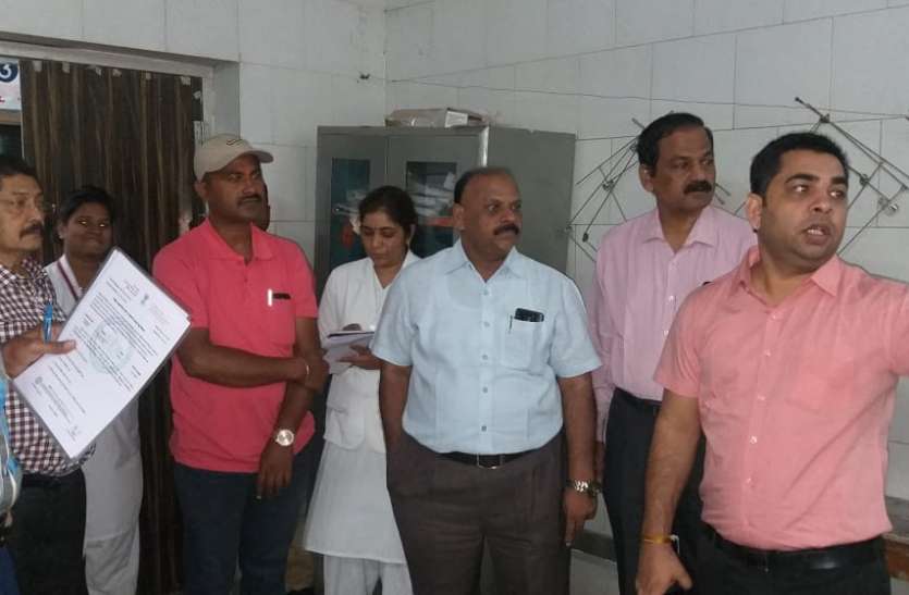 health: पैथालॉजी में फंगस और गंदगी देख भडक़े अधिकारी, दिए यह निर्देश health: पैथालॉजी में फंगस और गंदगी देख भडक़े अधिकारी, दिए यह निर्देश