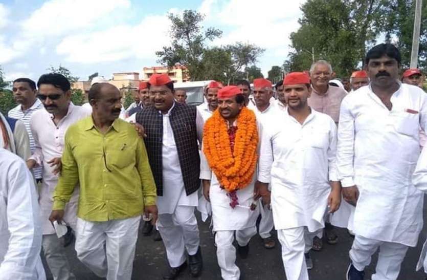 उपचुनाव: एक बार फिर वादों की फुलझड़ी प्रत्याशियों व पार्टी के लंबरदारों ने झोंकी ताकत उपचुनाव: एक बार फिर वादों की फुलझड़ी प्रत्याशियों व पार्टी के लंबरदारों ने झोंकी ताकत