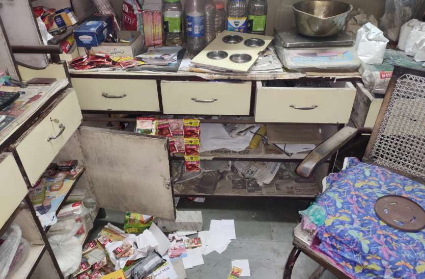 किराने की दुकान का ताला तोड़कर चोरी किराने की दुकान का ताला तोड़कर चोरी