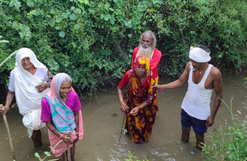 Villagers living among problems due to lack of basic facilities, school children crossing the river,Villagers living among problems due to lack of basic facilities, school children crossing the river,Villagers living among problems due to lack of basic facilities, school children crossing the river मूलभूत सुविधाएं नहीं होने से परेशानी के बीच जीवन यापन कर रहे ग्रामवासी, नदी पार कर जा रहे स्कूली बच्चे