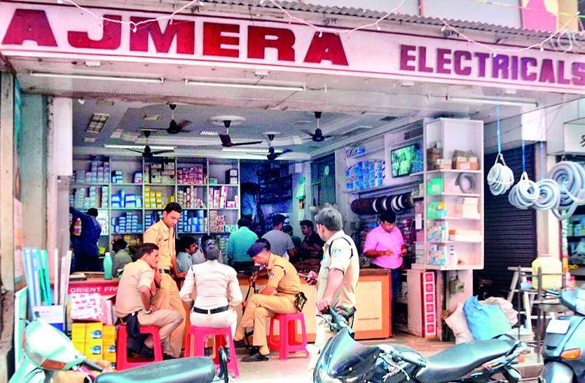 इलेक्ट्रिकल कारोबारी के यहां छापा, दस्तावेज जब्त इलेक्ट्रिकल कारोबारी के यहां छापा, दस्तावेज जब्त