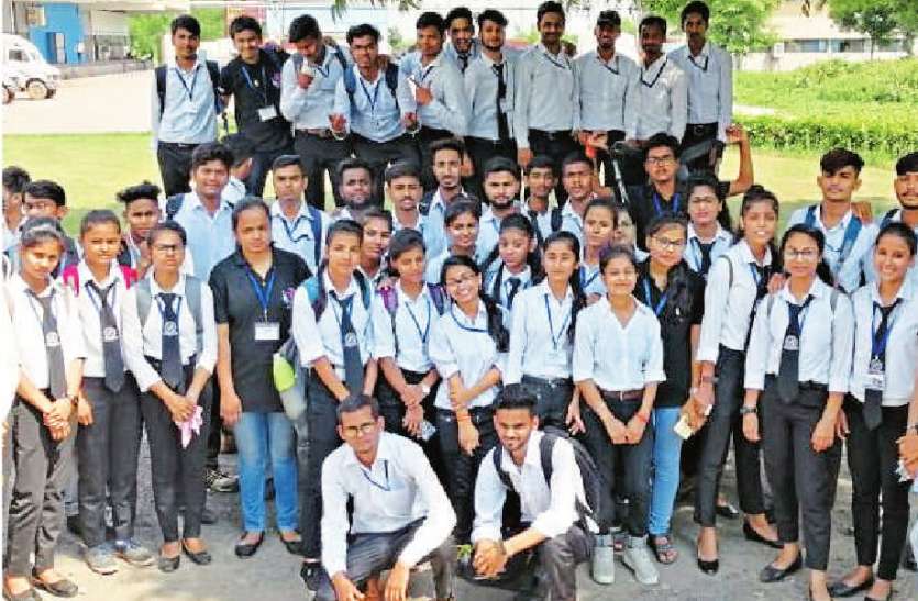 स्टूडेंट्स ने देखा दूध टेस्टिंग का प्रोसेस स्टूडेंट्स ने देखा दूध टेस्टिंग का प्रोसेस