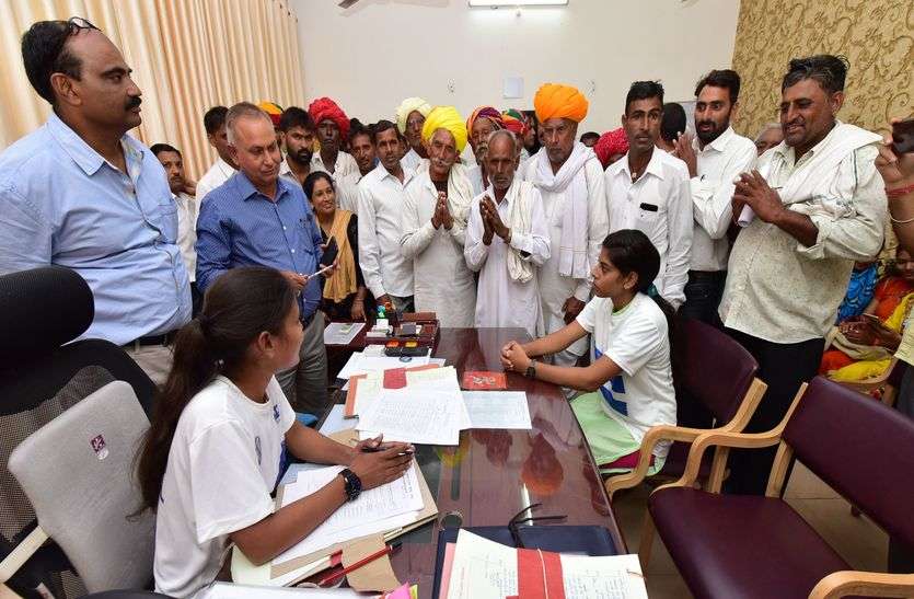 ग्रामीणों ने सोचा नई एडीएम आईं हैं, बस.. एक के बाद सुनाने लगे शिकायत ग्रामीणों ने सोचा नई एडीएम आईं हैं, बस.. एक के बाद सुनाने लगे शिकायत