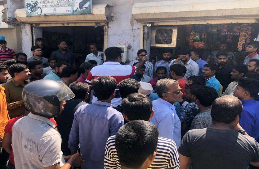 इस राजनीतिक पार्टी के बैनर-पोस्टर हटाने को लेकर हंगामा इस राजनीतिक पार्टी के बैनर-पोस्टर हटाने को लेकर हंगामा