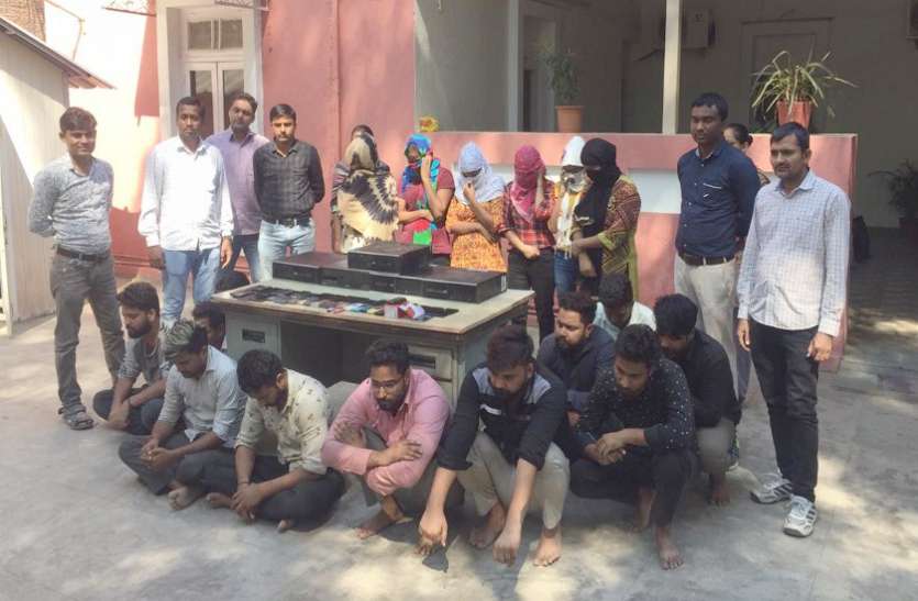 Ahmedabad News देश के 11 राज्यों के 70 लोगों को ५.४४ करोड़ की लगाने वाले गिरोह का पर्दाफाश,जानिए कहां से पकड़े गए... Ahmedabad News देश के 11 राज्यों के 70 लोगों को ५.४४ करोड़ की लगाने वाले गिरोह का पर्दाफाश,जानिए कहां से पकड़े गए...