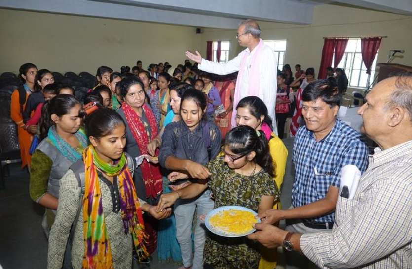 नवोदय स्कूल के बच्चों ने प्रदर्शित किए विज्ञान मॉडल नवोदय स्कूल के बच्चों ने प्रदर्शित किए विज्ञान मॉडल