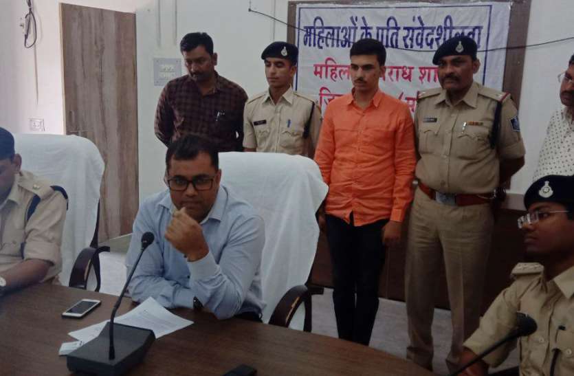 मैं एसी बोल रहा हूं,मेरे चाचा के शस्त्र की फाईल पड़ी है दिखवा लेना मैं एसी बोल रहा हूं,मेरे चाचा के शस्त्र की फाईल पड़ी है दिखवा लेना