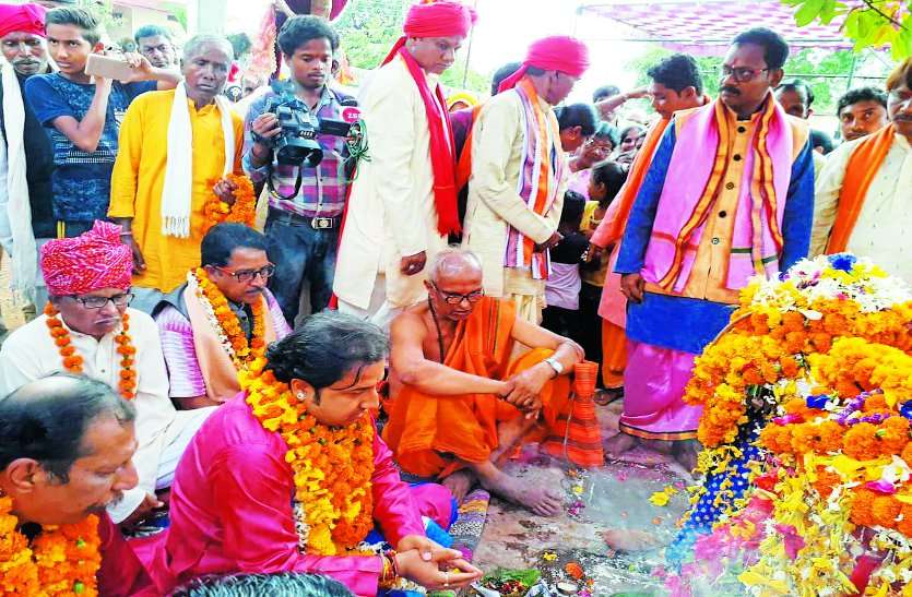 75 दिनों तक चलने वाला बस्तर दशहरा समाप्त, निभाई गई ये आखिरी रस्म, 550 से अधिक देवी देवता पर्व में हुए थे शामिल 75 दिनों तक चलने वाला बस्तर दशहरा समाप्त, निभाई गई ये आखिरी रस्म, 550 से अधिक देवी देवता पर्व में हुए थे शामिल