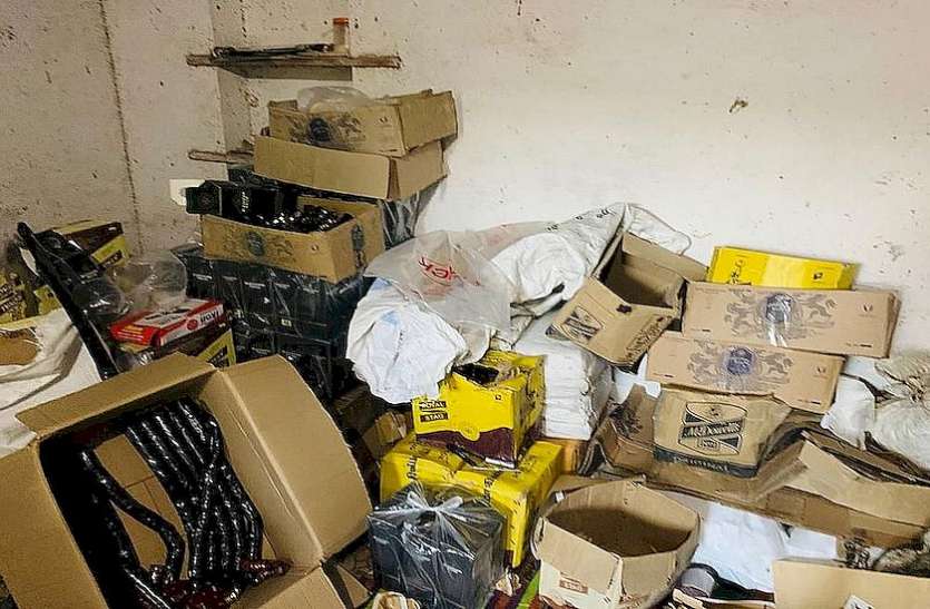 उपसरपंच के घर पर बन रही थी नकली शराब, पुलिस ने मारा छापा उपसरपंच के घर पर बन रही थी नकली शराब, पुलिस ने मारा छापा