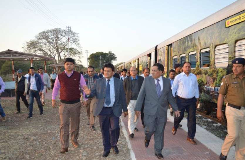 Ratlam Mandal: ट्रेन में घुमाने के बहाने कर दिया ऐसा फर्जीवाड़ा Ratlam Mandal: ट्रेन में घुमाने के बहाने कर दिया ऐसा फर्जीवाड़ा