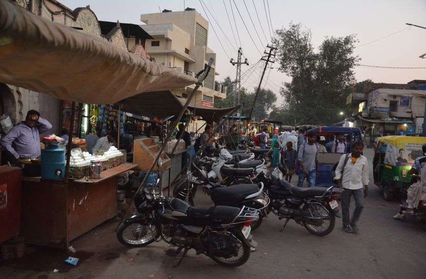 Encroachment Outside Alwar Railway Station अलवर रेलवे स्टेशन के सामने पूरे रोड पर मांस-मछली व अण्डे की दुकानें, नाक दबाकर निकलने को मजबूर, प्रशासन मौन