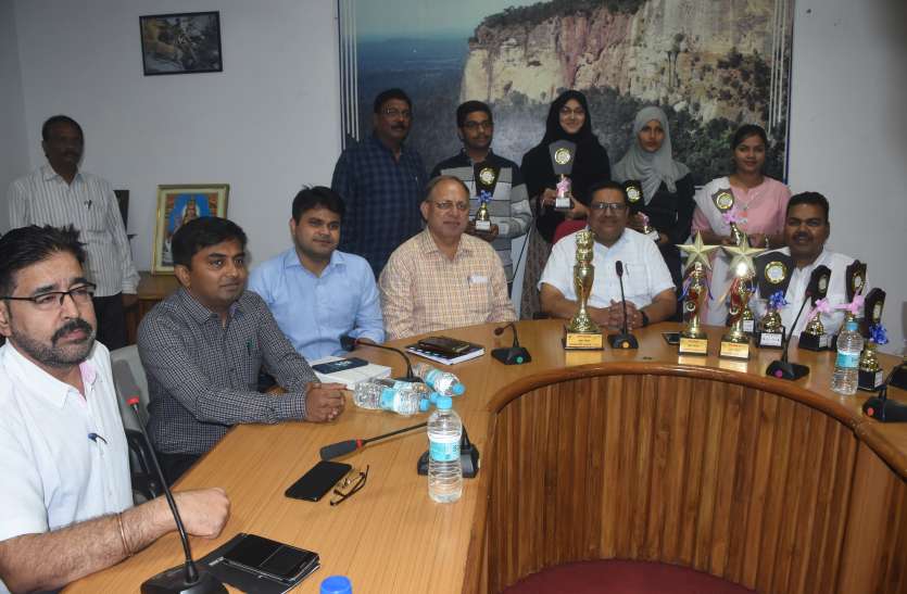 पुरस्कार: युवा संसद में प्रथम आने पर छात्राएं सम्मानित पुरस्कार: युवा संसद में प्रथम आने पर छात्राएं सम्मानित