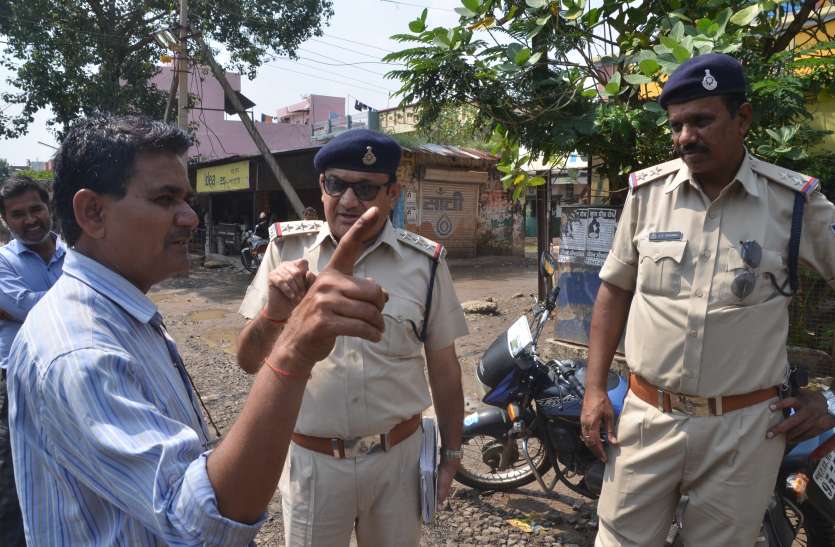 dewas विकासनगर में दिनदहाड़े वारदात... दुकान खोलकर मंदिर गया सराफा व्यापारी, आभूषणों से भरा बैग चुरा ले गए बदमाश