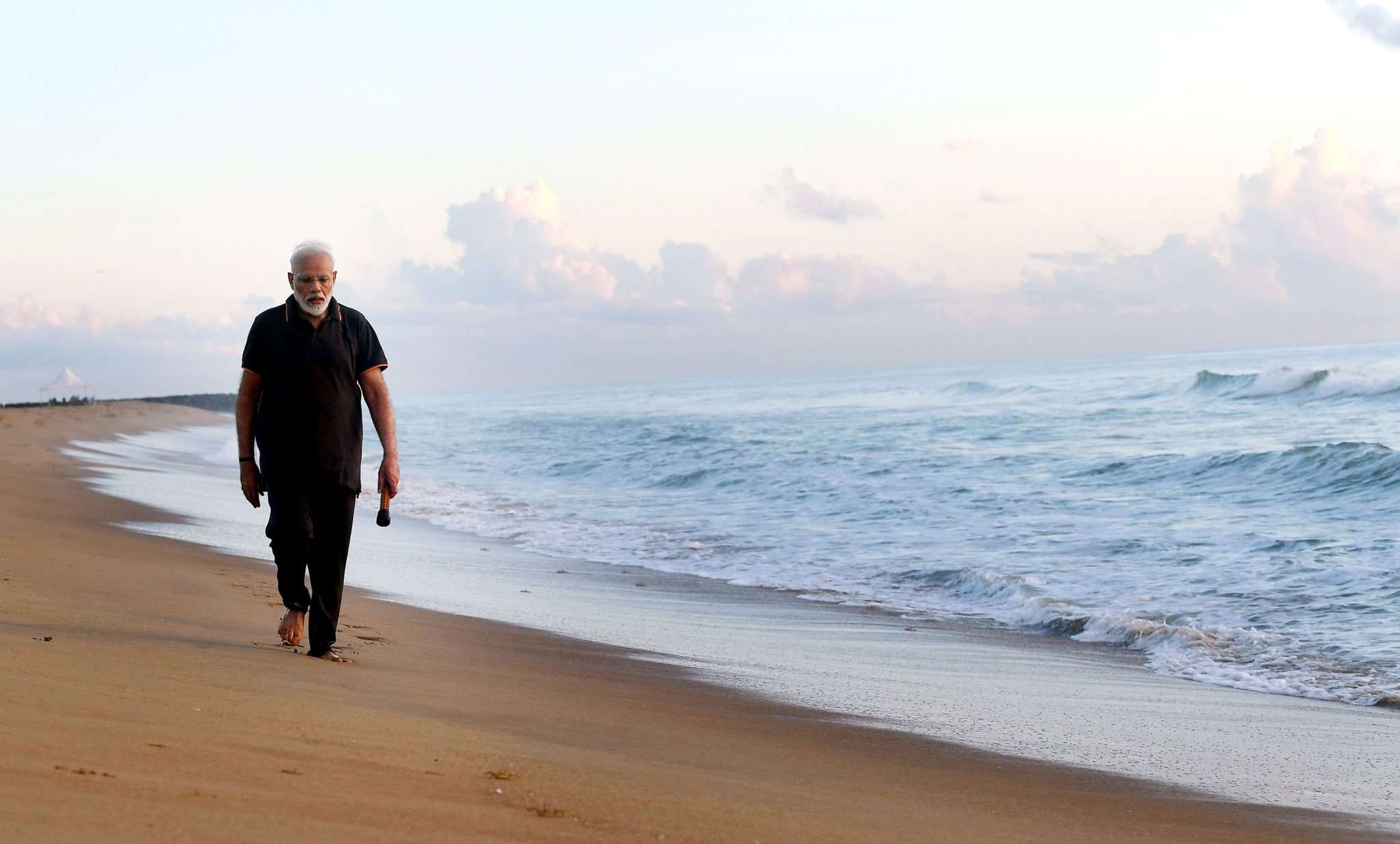Pm modi clean-garbage in mahabalipuram beach: Live Updates Tamailnadu