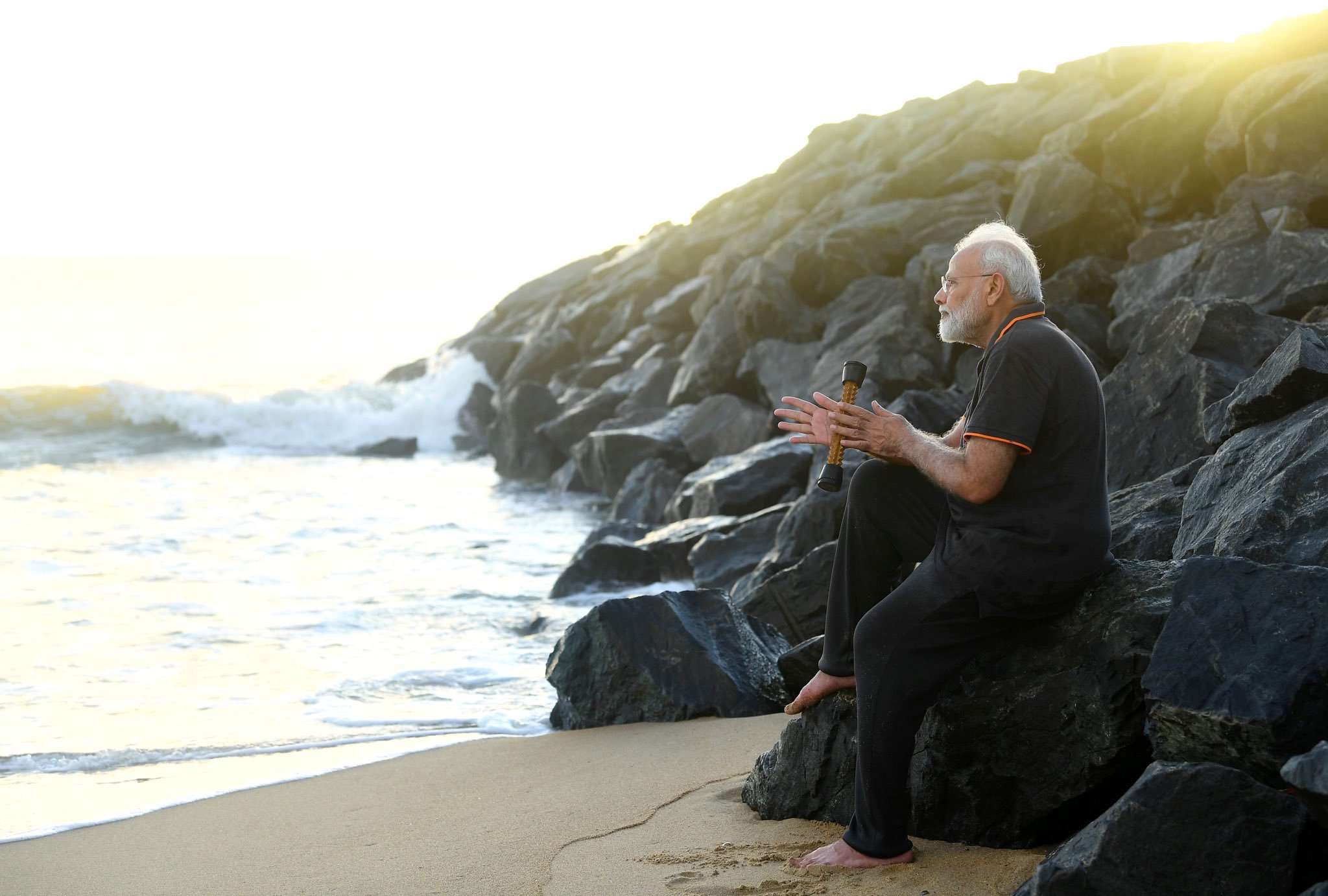 Pm modi clean-garbage in mahabalipuram beach: Live Updates Tamailnadu