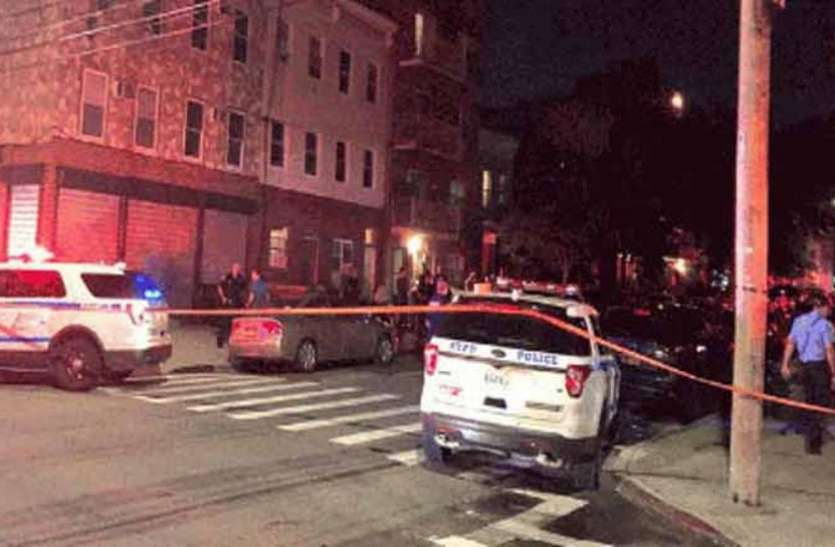 firing-in-new-york.jpg अमरीका: न्यूयॉर्क के ब्रुकलिन में गोलीबारी, चार की मौत, तीन घायल