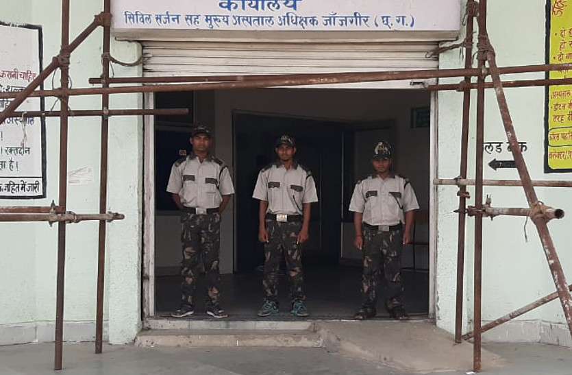 जिला अस्पताल में प्राइवेट सिक्योरिटी एजेंसी ने संभाला मोर्चा, 24 घंटे रहेंगे तैनात जिला अस्पताल में प्राइवेट सिक्योरिटी एजेंसी ने संभाला मोर्चा, 24 घंटे रहेंगे तैनात