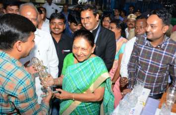 Governor inspects village Undhani in Firozabad कांच के उत्पादों को देखकर गदगद हुईं राज्यपाल, गोशाला में की गायों की सेवा