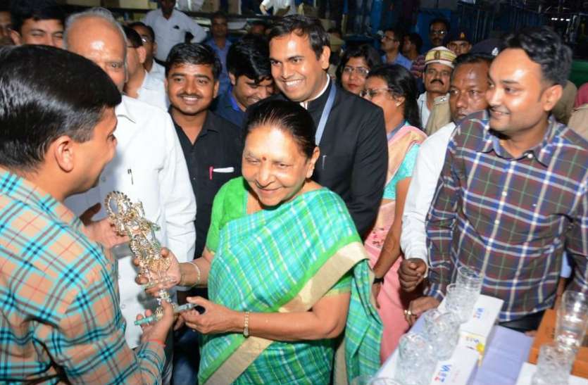 Governer कांच के उत्पादों को देखकर गदगद हुईं राज्यपाल, गोशाला में की गायों की सेवा