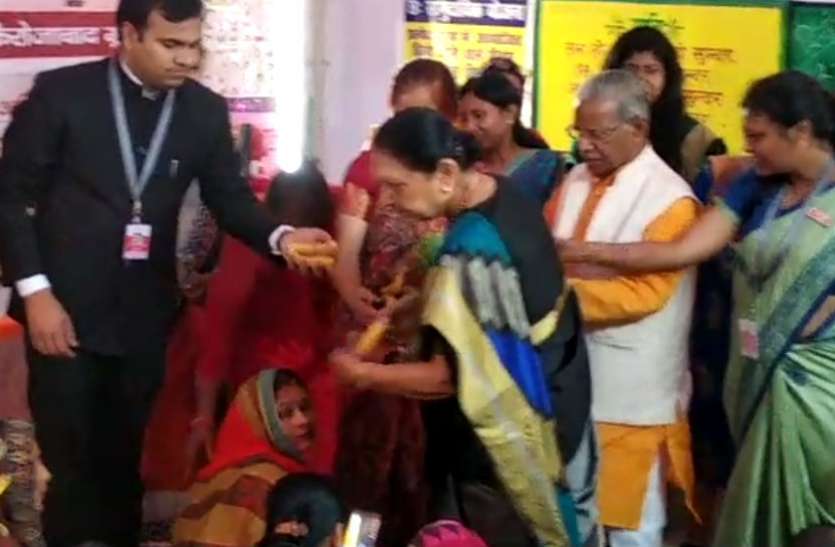 Governer पहली बार हुआ ऐसा जब फूलों से नहीं फलों से हुआ महामहिम का स्वागत, बच्चों और महिलाओं में बांटे, देखें वीडियो