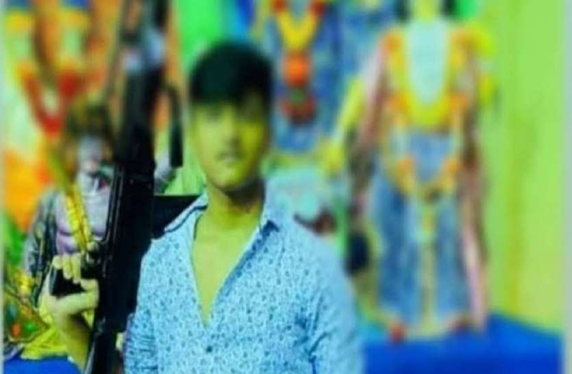 त्रिपुरा: मशीन गन के साथ सीएम के नाबालिग बेटे की फोटो वायरल त्रिपुरा: मशीन गन के साथ सीएम के नाबालिग बेटे की फोटो वायरल