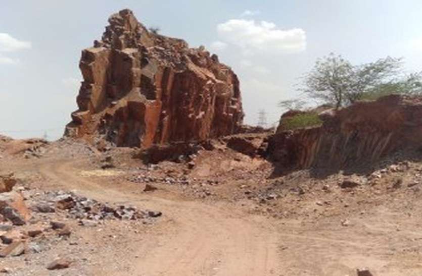 alwar illigal mining news पहाडिय़ां हो रही जमींदोज, जिम्मेदार रिपोर्ट तक नहीं भेज रहे alwar illigal mining news पहाडिय़ां हो रही जमींदोज, जिम्मेदार रिपोर्ट तक नहीं भेज रहे