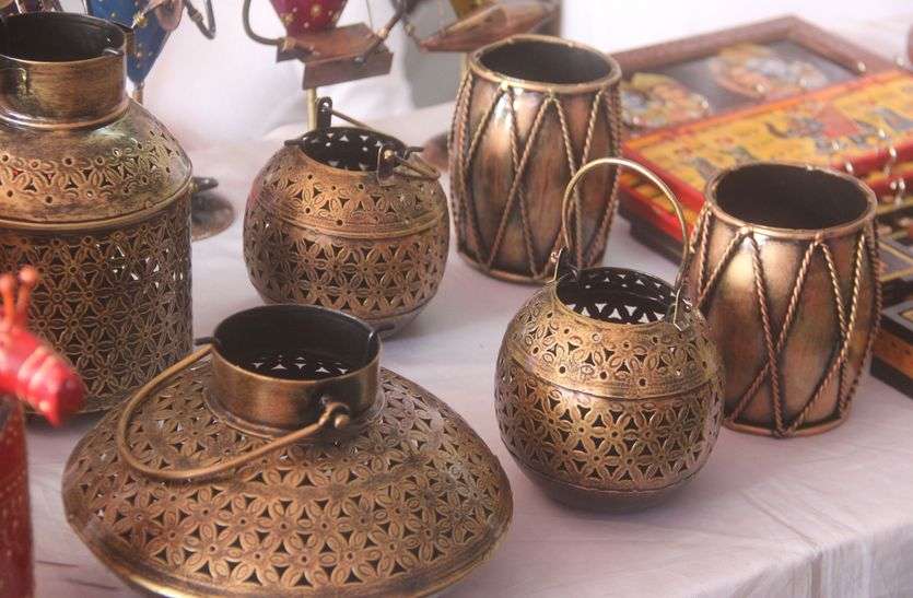 राजस्थान का आयरन मेटल फर्नीचर, कर्नाटक और आंध्र प्रदेश का वुड क्राफ्ट लुभा रहा