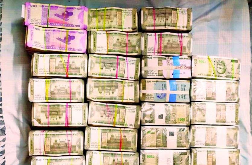 मेडिकल सीटों को ब्लॉक कर अधिक डोनेशन पर देने का चल रहा था खेल, 100 करोड़ की अघोषित आय का खुलासा मेडिकल सीटों को ब्लॉक कर अधिक डोनेशन पर देने का चल रहा था खेल, 100 करोड़ की अघोषित आय का खुलासा