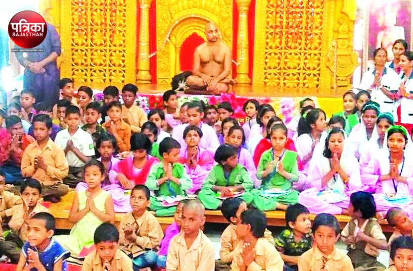 'बेटी का जन्म मातम नहीं, महोत्सव है, माता-पिता अपनी बेटी को मजबूत बनाएं, मजबूर नहीं' - मुनि प्रतीकसागर 'बेटी का जन्म मातम नहीं, महोत्सव है, माता-पिता अपनी बेटी को मजबूत बनाएं, मजबूर नहीं' - मुनि प्रतीकसागर