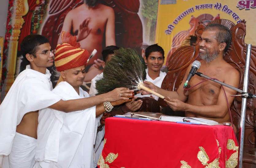 आचार्य विभव सागर के सान्निध्य में मुनि दीक्षा लेे दीक्षार्थी विरेन्द्र बने शुद्ध सागर आचार्य विभव सागर के सान्निध्य में मुनि दीक्षा लेे दीक्षार्थी विरेन्द्र बने शुद्ध सागर