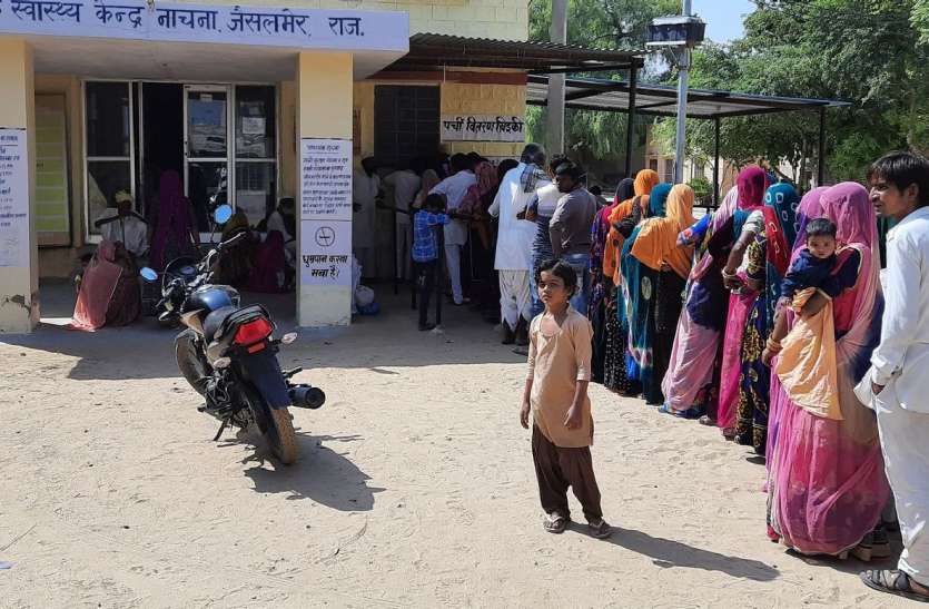 Doctor's Without Hospital in jaisalmer बिन चिकित्सक का अस्पताल,मरीजों की लग रही है लम्बी कतारेंं