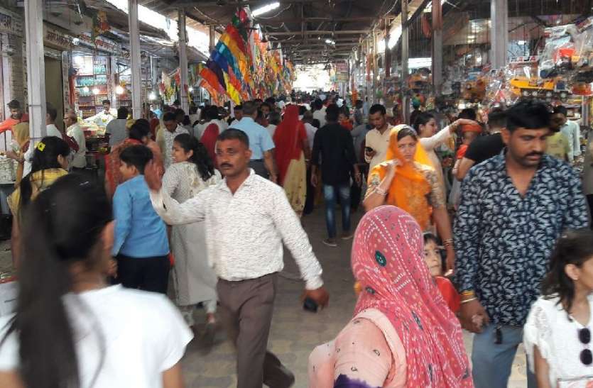 Five thousand devotees reach Ramdevra from bikaner पुजारी बाबा के नेतृत्व में पांच हजार श्रद्धालु पहुंचे रामदेवरा