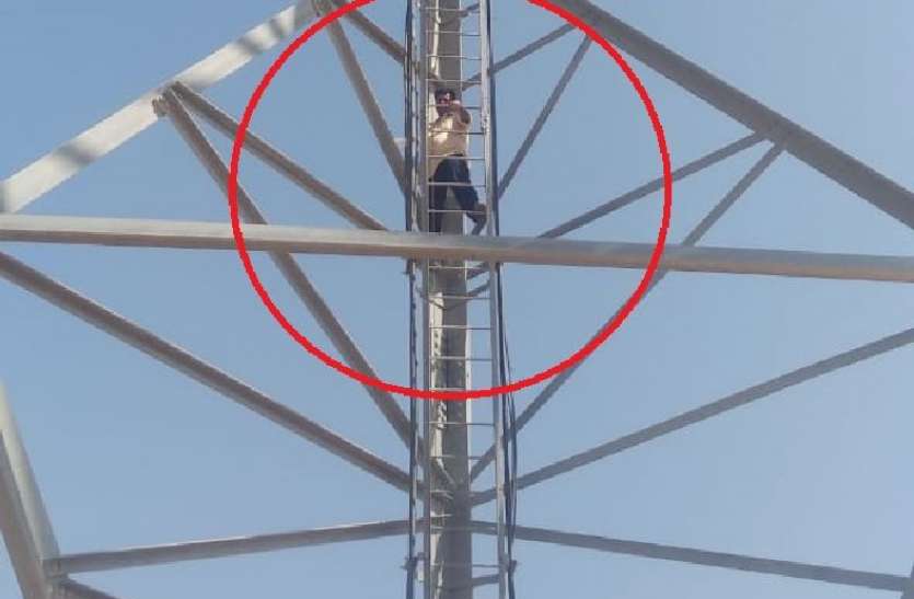 Three youths climbed wind power plant in jaisalmer पवन ऊर्जा के संयंत्र पर चढ़े तीन युवक