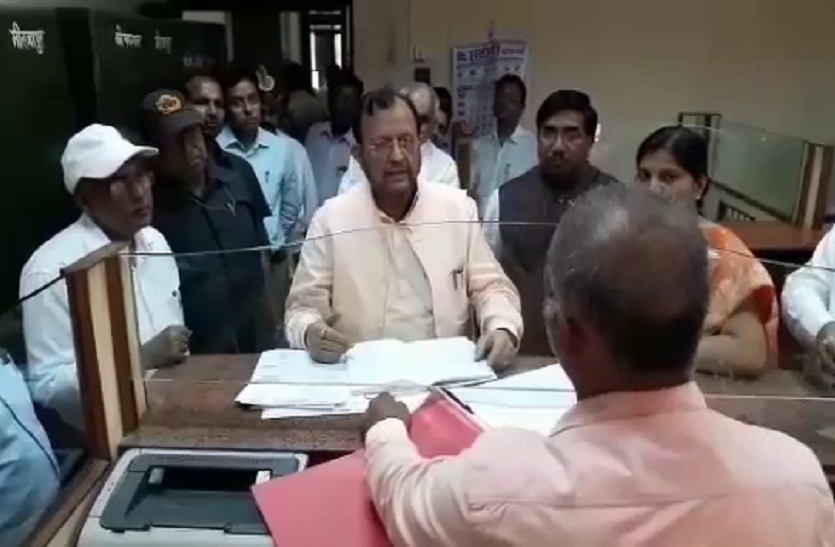 minister suresh khanna भड़के कैबिनेट मंत्री सुरेश खन्ना ने कहा, एक बूंद स्याही से खराब कर दूंगा जिंदगी