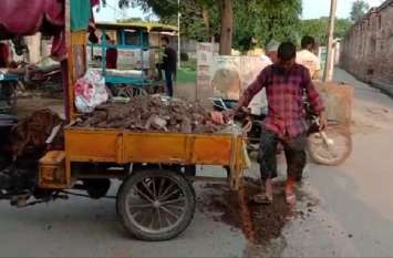 Rickshaw driver set out to fill the pit जिम्मेदारों ने नहीं ली सुध तो रिक्शा चालक निकल पड़ा गड्ढे भरने