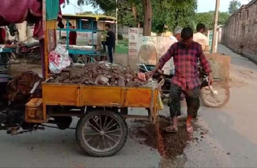 जिम्मेदारों ने नहीं ली सुध तो रिक्शा चालक निकल पड़ा गड्ढे भरने जिम्मेदारों ने नहीं ली सुध तो रिक्शा चालक निकल पड़ा गड्ढे भरने