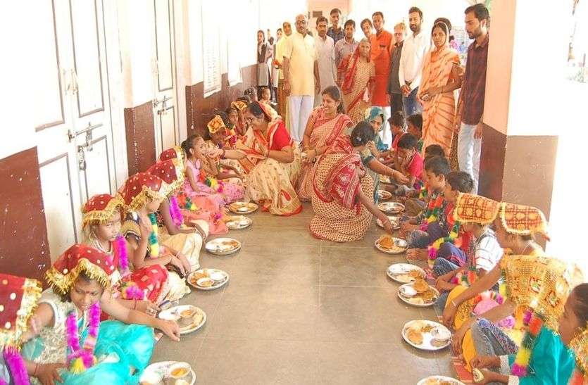 शहर में संचालित संस्कार केंद्रों की 251 कन्याओं का किया पूजन शहर में संचालित संस्कार केंद्रों की 251 कन्याओं का किया पूजन